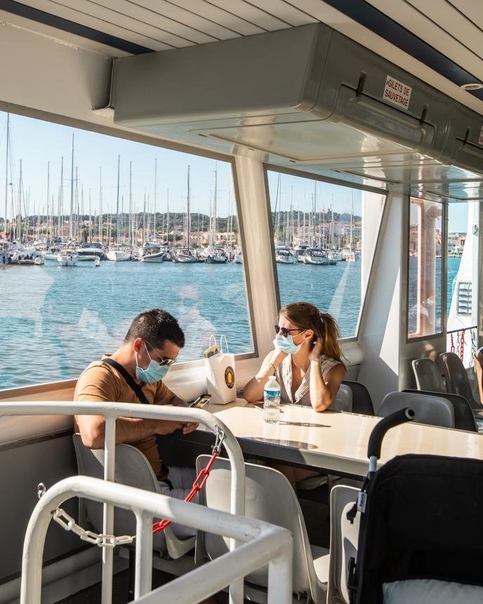 Un circuit touristique pour observer les fonds marins, avec port du masque obligatoire, au Cap d’Agde (Hérault), le 8 juillet.