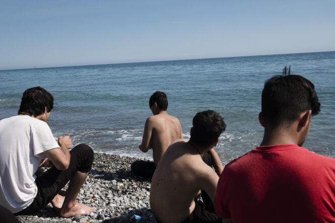 Un groupe de mineurs Afghans sur la plage à Vintimille. La plupart sont arrivés il y a quelques jours à peine après avoir emprunté la route des Balkans. Ils dorment dehors la nuit en attendant de passer en France.