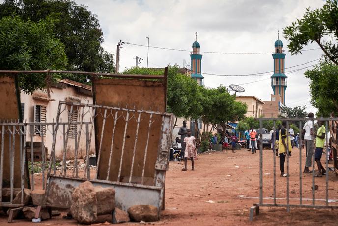 Des barricades de protection autour de la mosquée où l’imam Mahmoud Dicko prêche, dans le quartier de Badalabougou, à Bamako, le 12 juillet 2020.