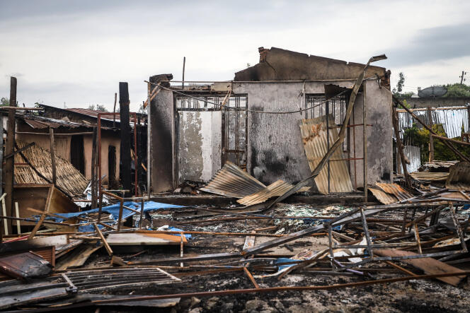 Des bâtiments brûlés lors de violences après l’assassinat du chanteur oromo Hachalu Hundessa, à Shashamene,  le 12 juillet 2020.