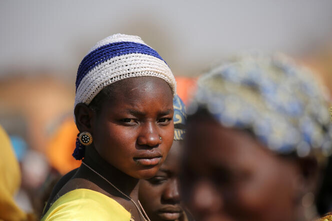 Des jeunes femmes attendent de l’aide dans un village de la région de Dablo, au Burkina Faso, en mars 2019.