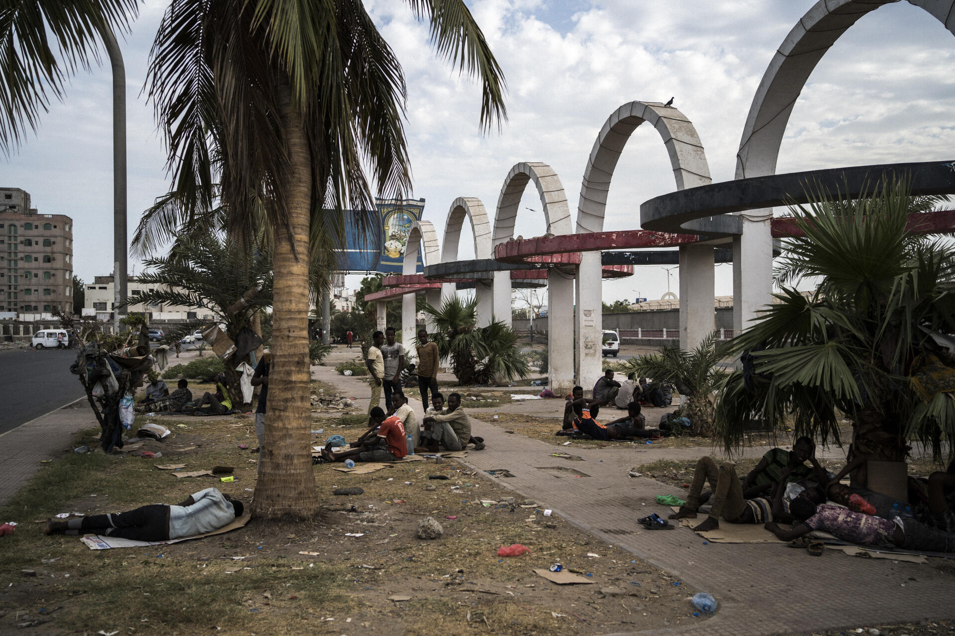 Un groupe de migrants Oromos installé devant un stade désaffecté d’Aden, la capitale du Sud-Yémen. Après avoir parcouru des milliers de kilomètres, ils tentent de travailler on mendient dans l’espoir de continuer leur route vers l’Arabie saoudite.