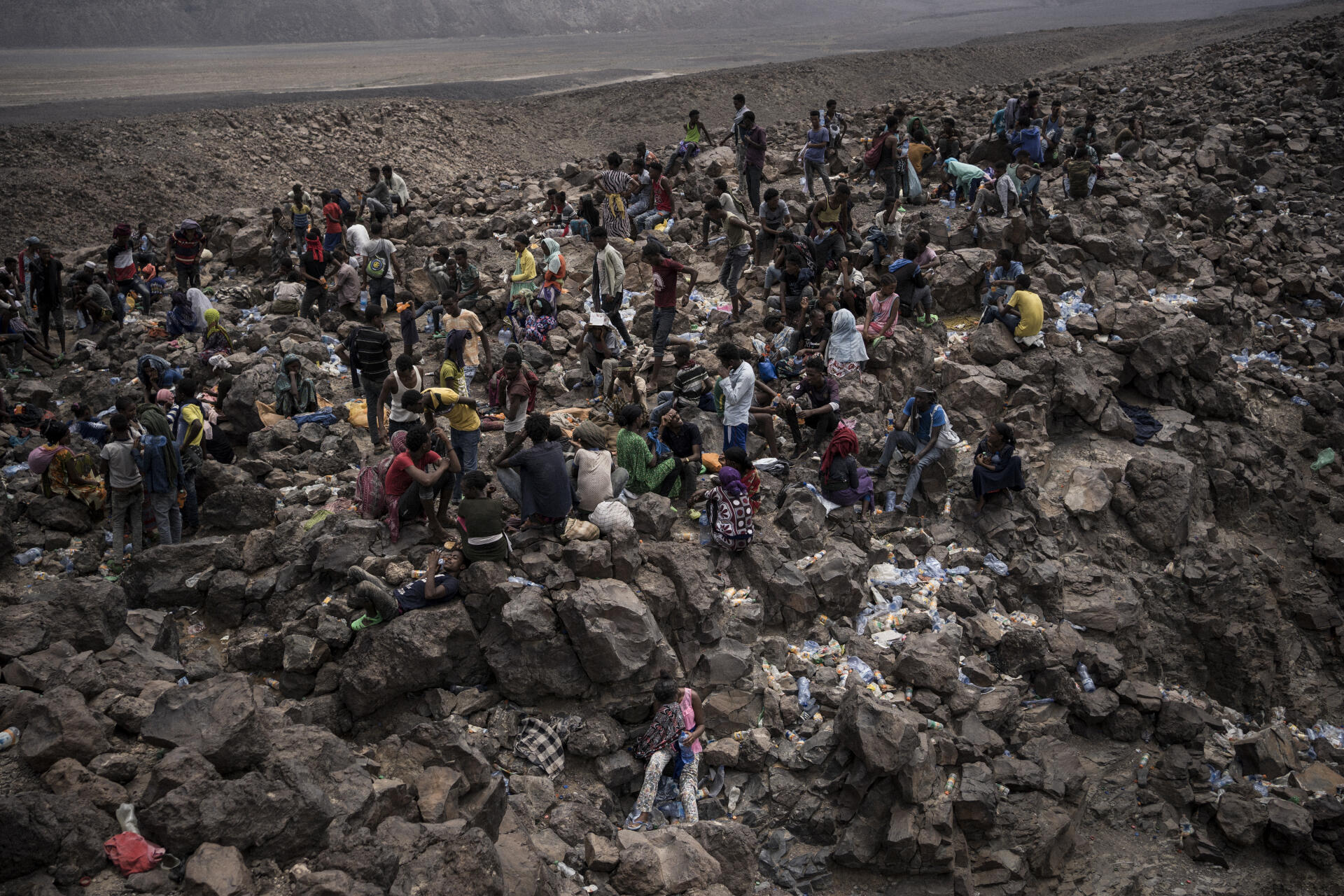 Les migrants Oromo traversent la région de Galafi, à la frontière entre l’Ethiopie et Djibouti. Ce désert minéral est l’une des régions les plus chaudes du monde.