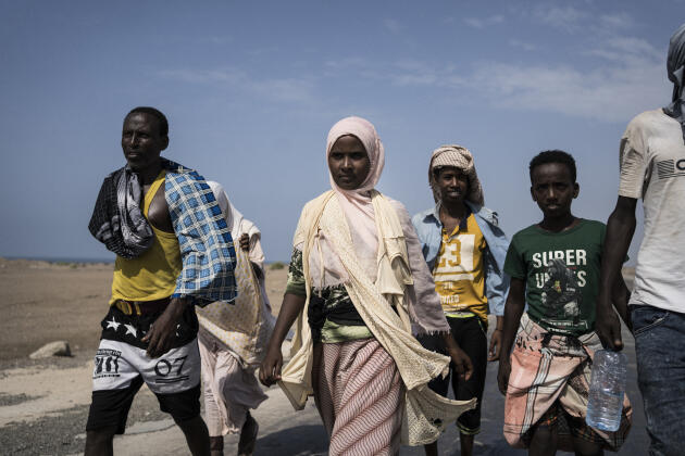 Sur la route de la côte sud du Yémen, entre Ras-El-Arah et Aden. Les femmes, quatre fois moins nombreuses à migrer que les hommes, accèdent souvent à des trajets payants en voiture. Mais certaines doivent tout de même marcher avec les hommes.