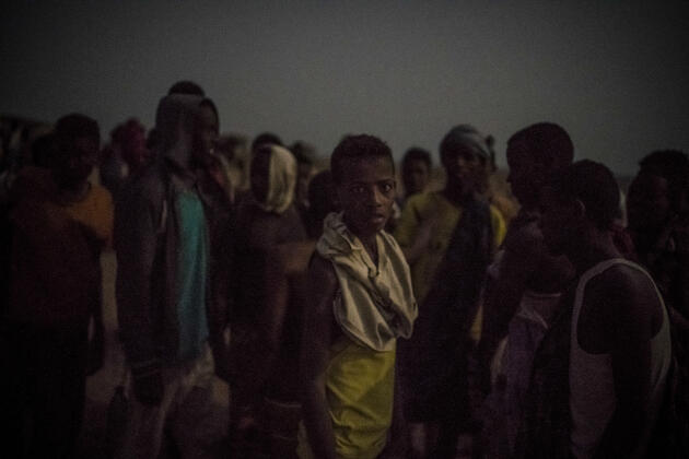 Sur une plage au nord d'Obock, à Djibouti. Après plusieurs jours de marche les migrants arrivent face au détroit de Bab-El-Mandeb, qui sépare Aden de la mer Rouge. Ces natifs des plaines centrales de l'Ethiopie n'ont jamais vu la mer.