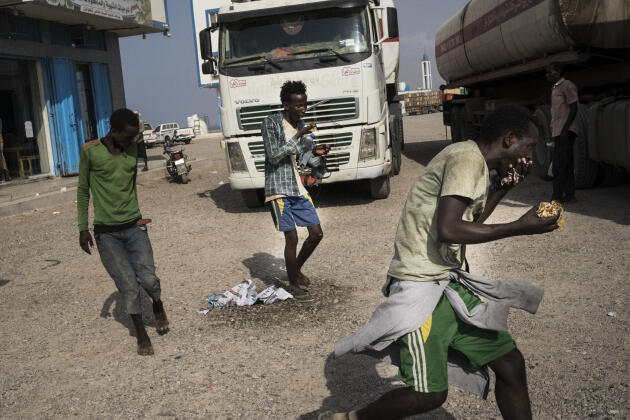 Affamés par les jours de marche qui séparent Ras el Arah d’Aden, les Oromo mendient des restes dans un restaurant de route.