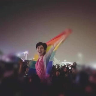  la photo a été prise en 2017 par un amie de Sarah Hegazi à un concert du groupe libanais Mashrou'Leila, dont le chanteur Hamed Sinno est ouvertement gay.
