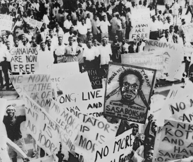 Manifestation de travailleurs le 6 mars 1966 à Accra où l’effigie de Kwame Nkrumah est vilipendée avec des slogans tels que « le grand mal », « super démon », « Sasabonsan », moins d’un mois après le coup d’Etat  militaire qui le chassa du pouvoir le 24 février.