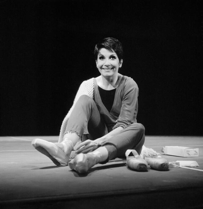 La danseuse et chanteuse française Zizi Jeanmaire lors d’une répétition au Théâtre National de Paris, en décembre 1963.