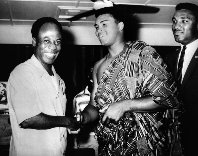 Le président ghanéen Kwame Nkrumah reçoit à Accra Mohammed Ali le 23 mai 1964 au cours du voyage que le boxeur américain effectua sur le continent.