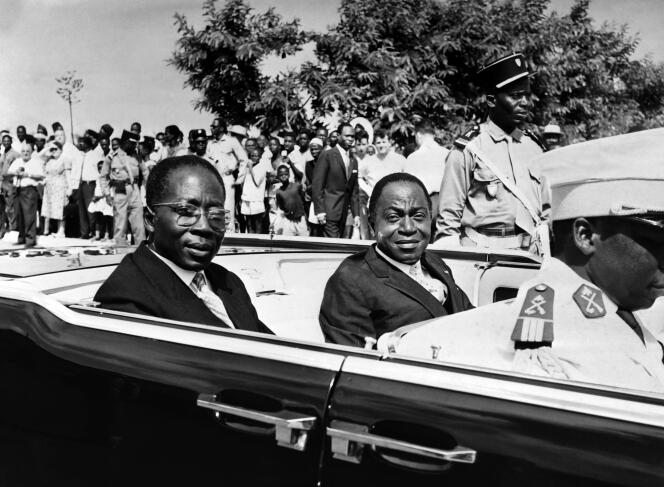 Le président sénégalais Léopold Sédar Senghor (à gauche) et son homologue ivoirien Félix Houphouët-Boigny lors du premier anniversaire des indépendances, le 10 août 1961 à Abidjan.