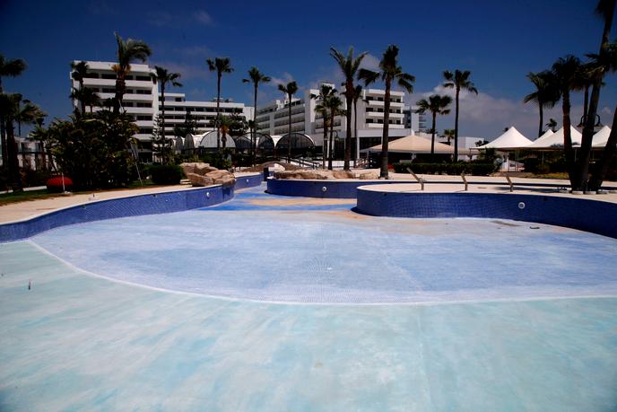 Un hôtel fermé, à Ayia Napa, sur la côte sud-est de Chypre, le 10 mai.