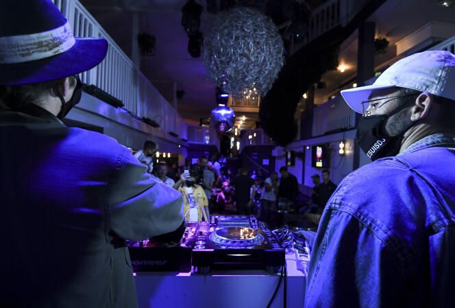 Des DJ portant un masque pour un événement au bar Balrock à Paris, le 1er juillet, pour protester contre la fermeture des établissements.