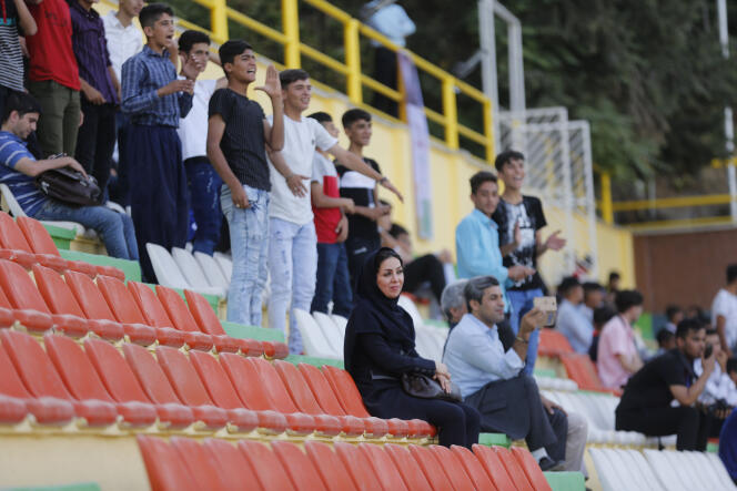 Des spectateurs suivent un tournoi de football organisé par l’ONG  la Société de l’imam Ali pour les enfants des rues, à Téhéran, en août 2018.