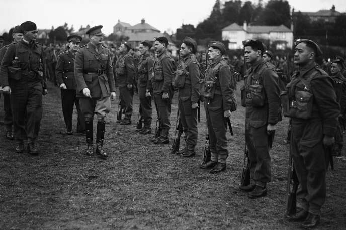 Inspection des troupes maories, en Angleterre, le 12 décembre 1940.