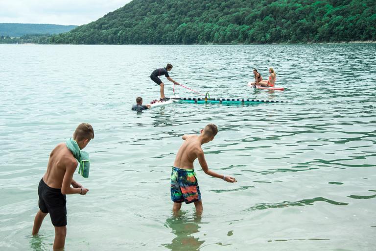 RAPHAËL HELLE / SIGNATURES POUR « LE MONDE » DOMAINE DE CHALAIN, CAMPING, AQUAPARC ET PLAGE, LAC DE CHALAIN, JURA, 16 JUILLET 2020