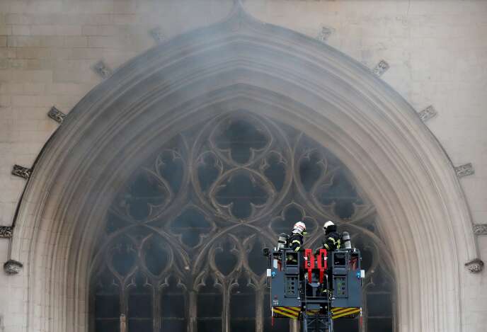 Intervention des pompiers à la cathédrale de Nantes, le 18 juillet.