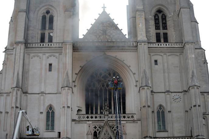 Les pompiers tentent de maîtriser l’important incendie qui s’est déclaré à l’intérieur de la cathédrale Saint-Pierre-et-Saint-Paul de Nantes, le 18 juillet.