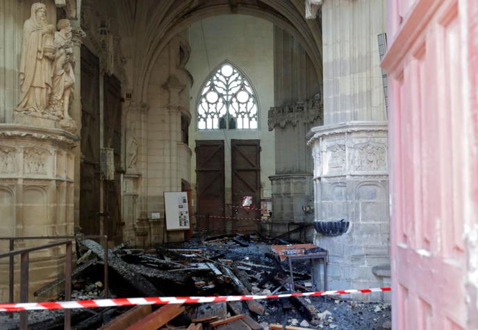 Le Feu A La Cathedrale De Nantes A Ete Circonscrit Une Enquete Ouverte Pour Incendie Volontaire