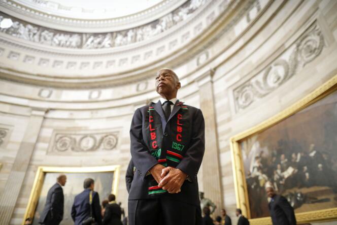 John Lewis entouré de membres du caucus noir du Congrès lors d’une cérémonie d’hommage, au Capitole, à Washington, en octobre 2019.