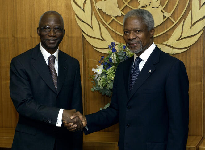 L’ex-premier ministre ivoirien Seydou Diarra (à gauche) et le secrétaire général de l’ONU, Kofi Annan, au siège des Nations unies, en 2004 à New York.