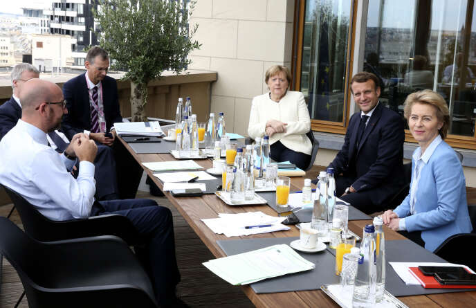 Mme Merkel et M. Macron ont retrouvé à 9 h 30 le président du Conseil européen, Charles Michel, chef d’orchestre du sommet, pour décider de la marche à suivre.