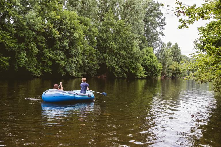 Loic Mazalrey pour Le Monde Le camping possede un acces direct a la riviere Vezere. Les residents peuvent y naviguer n'ont que quelques metres a faire pour se jeter a l'eau.