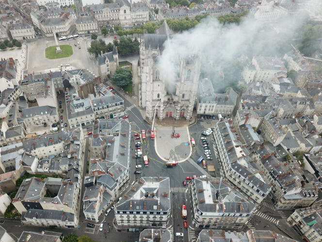 La cathédrale de Nantes incendiée, le 18 juillet.