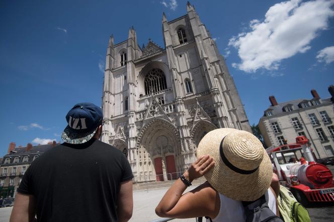 La cathédrale Saint-Pierre-et-Saint-Paul de Nantes, le 20 juillet 2020, deux jours après un incendie qui a détruit les vitraux et le grand orgue de l'édifice.