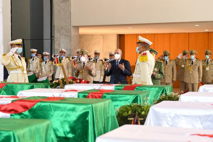 Le président algérien, Abdelmadjid Tebboune, le 5 juillet 2020, au cimetière d’El-Alia, dans la banlieue d’Alger, lors de la cérémonie de retour en Algérie des 24 crânes de résistants à la colonisation française au début du XIXe siècle rendus par la France.