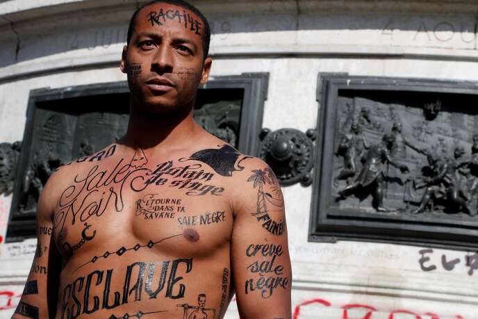 Un homme, couvert de faux tatouages d’insultes racistes, lors d’une manifestation, sur la place de la République, à Paris, le 24 avril 2017.