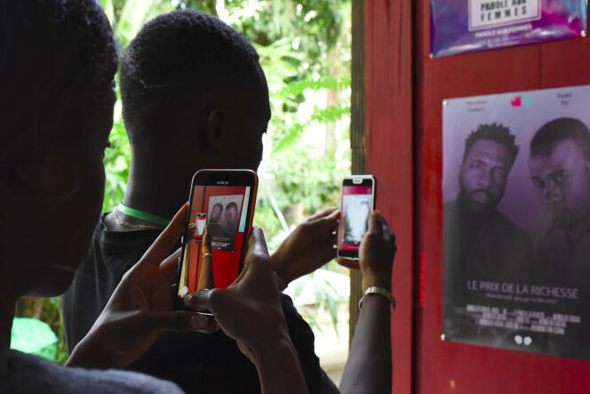 A Abidjan, durant la deuxième édition du Bushman Film Festival, en mars 2019, qui met à l’honneur la production ouest-africaine de films réalisés au smartphone.