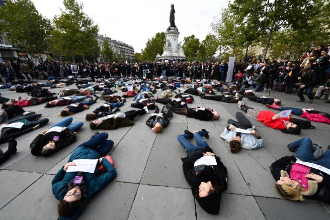 Action « die-in » organisée par plusieurs associations pour dénoncer les féminicides. Le 19 octobre 2019, à Paris.