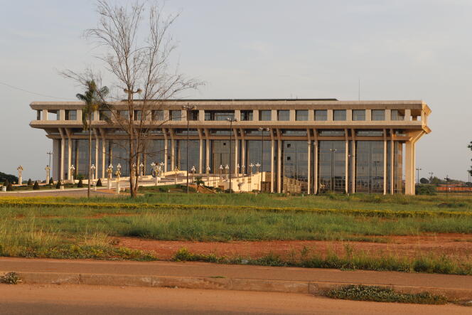 L’imposante Fondation Félix-Houphouë-Boigny à Yamoussoukro en juillet 2020. Lieu de recherche pour la paix, elle accueille aujourd’hui le Sénat, ainsi que quelques grandes manifestations ou événements comme le discours de retrait à la présidentielle d’Alassane Ouattara le 5 mars 2020 dans son immense salle de conférences de 2 000 places.