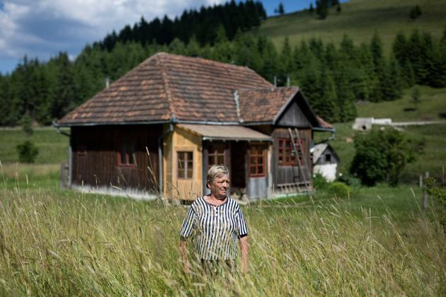 Veronika Csibi, 61 ans, d’origine hongroise, devant sa maison, dans la vallée d'Uzului en Roumanie, le 2 juillet : « Viktor Orban nous défend ».