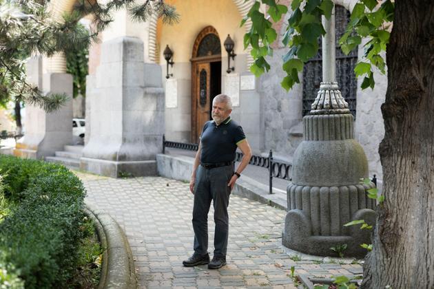 Balazs Izsak, président du Conseil national sicule, devant le bâtiment de Targu Mures, en Roumanie, qu'il espère voir un jour devenir le Parlement des Sicules.