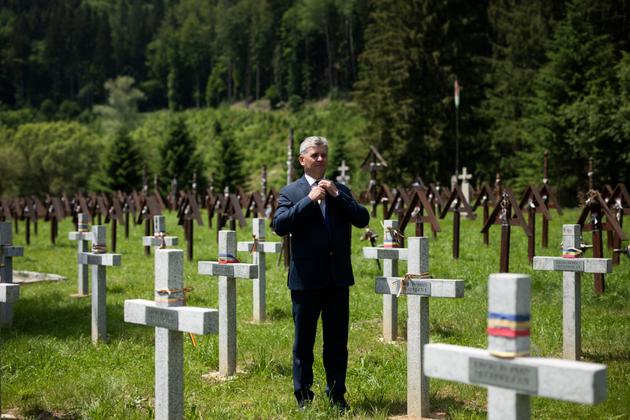 Constantin Toma, le maire de Darmanesti, en Roumanie, a créé la polémique en faisant ériger des tombes roumaines dans le cimetière militaire hongrois.