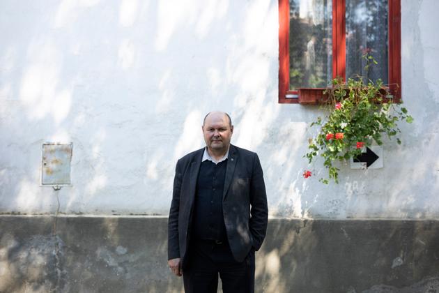 Andras Gergely (55 ans), le maire de Csikszentmarton, un village des Sicules, dans le nord-est de la Roumanie, au début de la vallée d'Uzului, le 2 juillet.