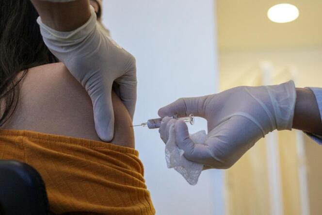 Un volontaire reçoit un vaccin contre le SARS-CoV-2 pendant la phase d’essais cliniques, dans un hôpital de Sao Paulo (Brésil), le 21 juillet.