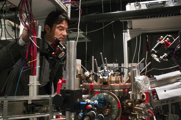 Philippe Bouyer (Institut d’optique de Bordeaux) installe le prototype MIGA à 500 m de profondeur, sous le plateau d’Albion, en Provence, en 2014.