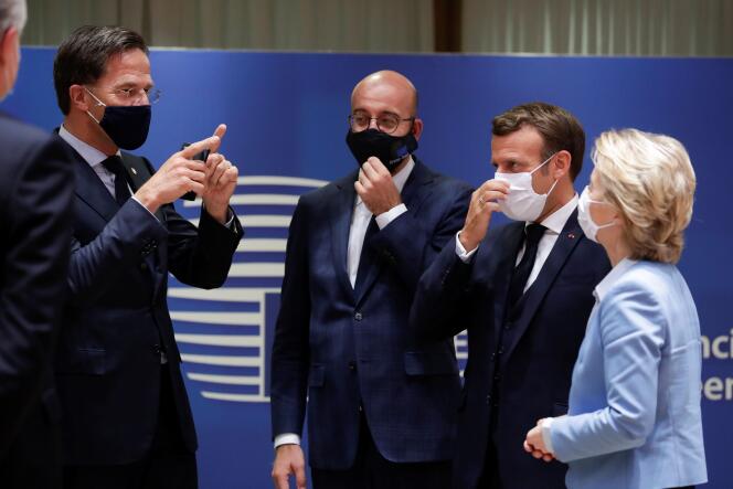 Mark Rutte, Charles Michel, Emmanuel Macron et Ursula von der Leyen, à la fin du sommet, le 21 juillet à Bruxelles.