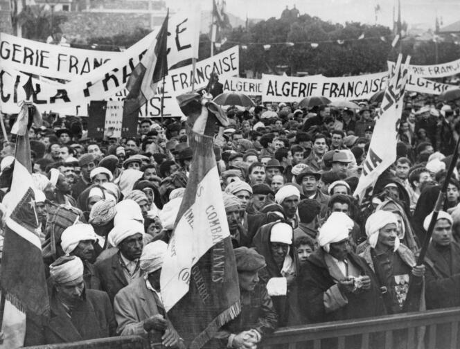 Manifestation d’Européens pour une « Algérie française » à Aïn Temouchent, le 10 décembre 1960.