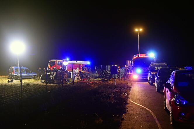Secouristes et pompiers, sur le lieu de l’accident, près d’Albon sur l’A7, le 20 juillet.