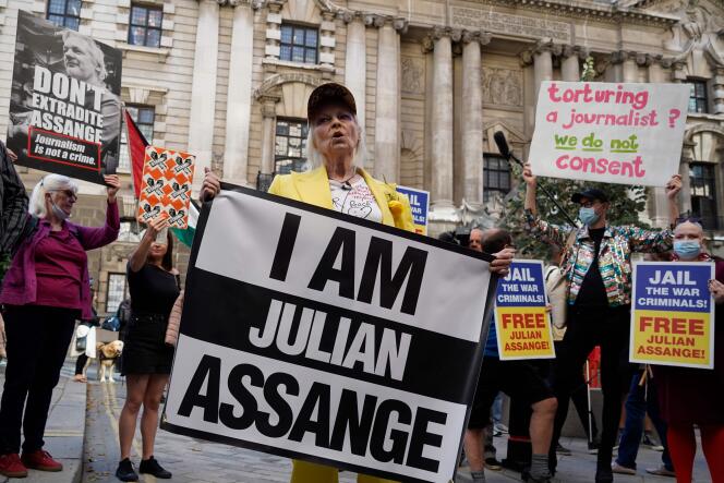 La créatrice Vivienne Westwood, le 21 juillet, lors d’une performance en soutien à Julian Assange devant le tribunal de Londres.
