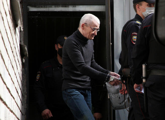 L’historien Iouri Dmitriev, sous escorte policière, après son audition au tribunal de Petrozavodsk, le 22 juillet 2020. (Capture d’écran tirée d’une vidéo.)