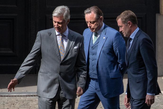 Le roi Philippe de Belgique, le chef de la N-VA, Bart De Wever, et le président du Parti socialiste, Paul Magnette (de gauche à droite), au palais royal à Bruxelles, le 20 juillet 2020.
