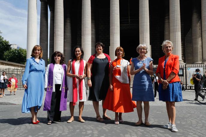 Les membres du collectif « Toutes apôtres ! », devant l’église de La Madeleine, à Paris, le 22 juillet.