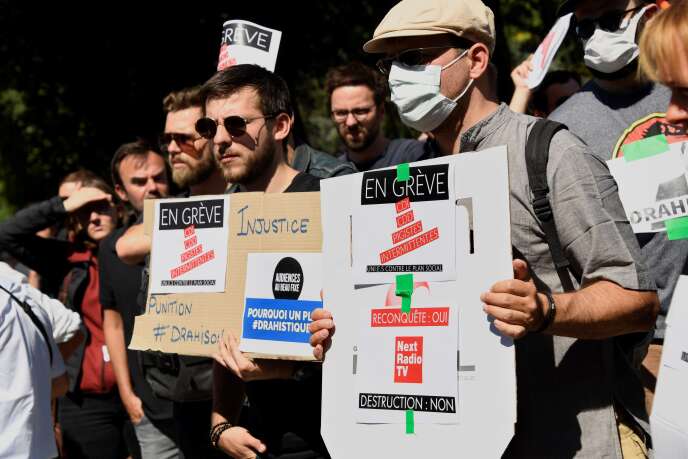 Des salariés de BFM-TV, RMC et RMC Decouverte manifestent contre les suppressions d’emplois prévues par Altice France, devant le siège d’Altice, à Paris, le 24 juin.