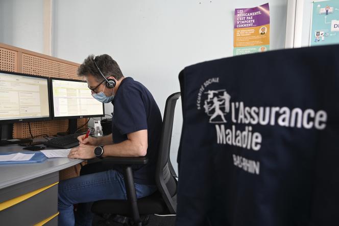 Un conseiller de la Caisse primaire d’assurance-maladie prend contact avec des malades du Covid-19, le 25 mai à Strasbourg.