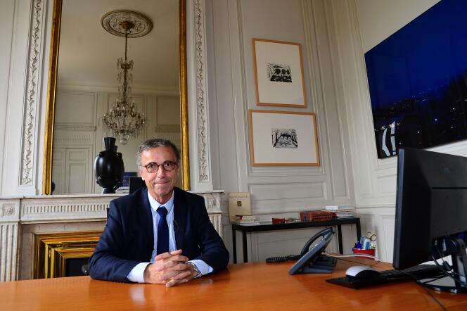 Le nouveau maire de Bordeaux Pierre Hurmic, dans son bureau, le 3 juin 2020.